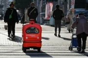 Il Giappone lancia robot di consegna "umile e adorabile"